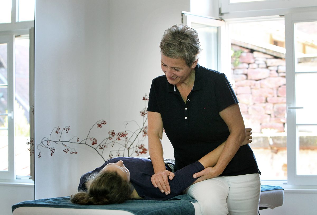 Heike George-Querfurth bei der manualtherapeutischen Behandlung