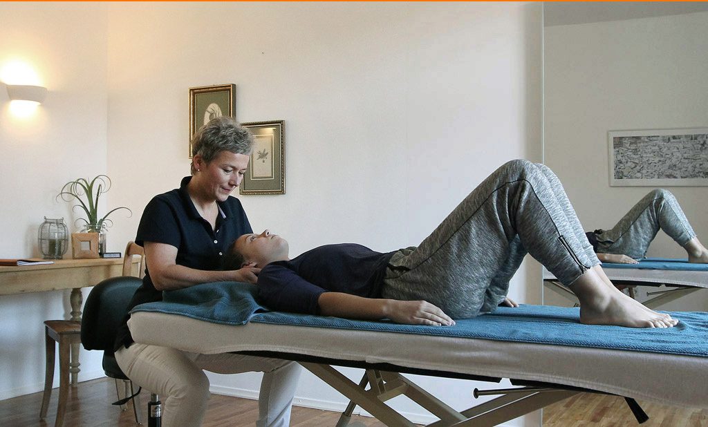 Heike George-Querfurth bei der Behandlung einer Patientin
