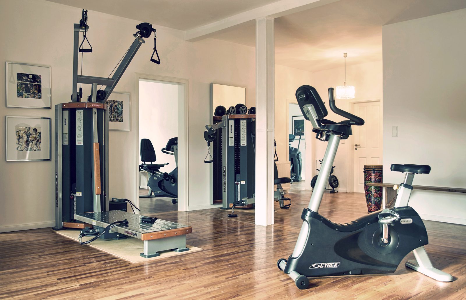 Der Trainingsraum mit moderner trainingstherapeutischer Ausstattung